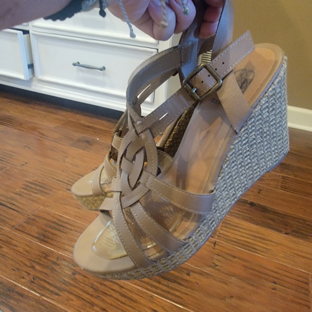 Daisy Fuentes cute tan wedges. - Picture 2 of 5